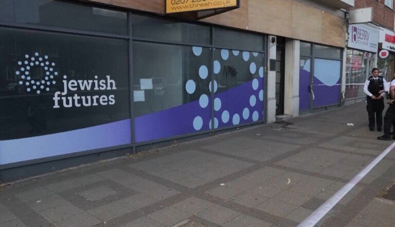 royaume uni deux adolescents de 19 et 17 ans arretes pour lincendie dune synagogue a londres