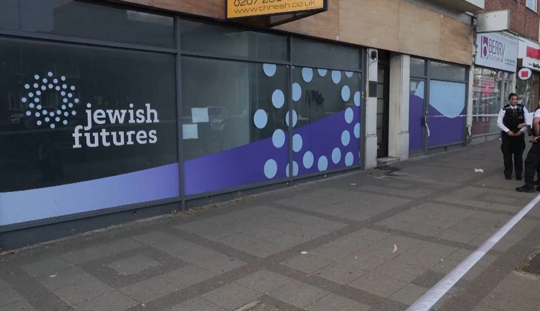 royaume uni deux adolescents de 19 et 17 ans arretes pour lincendie dune synagogue a londres