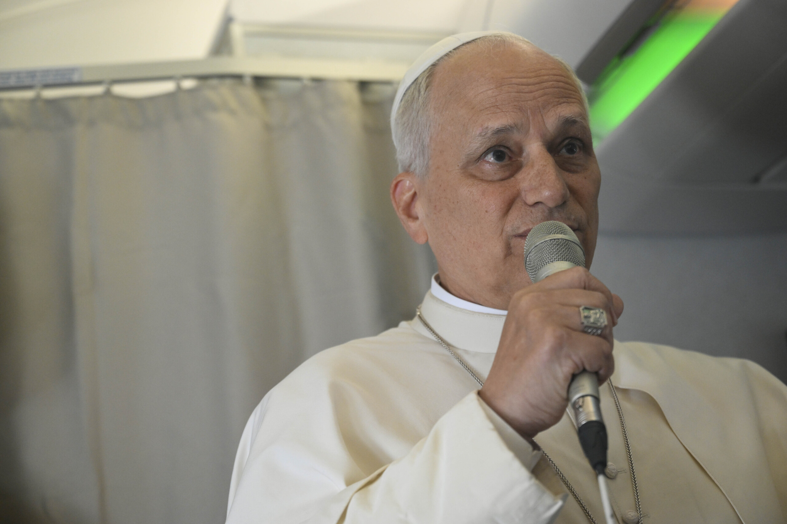 liban pape japporte avec moi des photos denfant en fete puis tue scaled