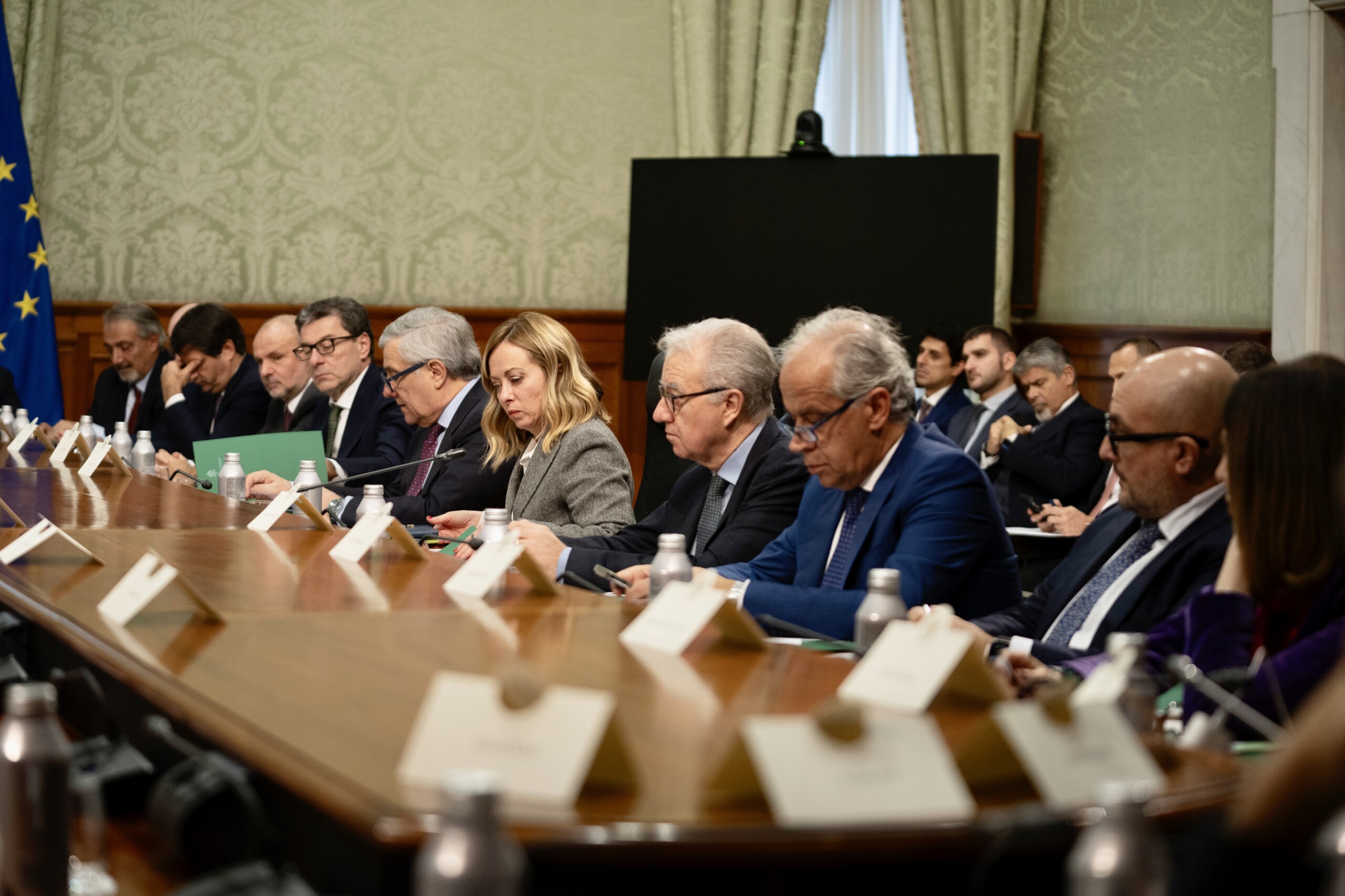 decret securite 615 euros pas seulement pour les avocats plus lies au depart du migrant scaled