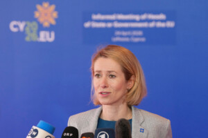 ukraine kallas en tant que leader nous soutenons le 21e train de sanctions et nous soutenons kiev