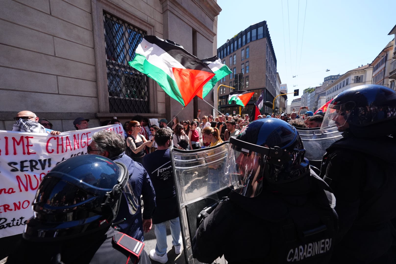 25 avril des partisans de la palestine bloquent un defile a milan
