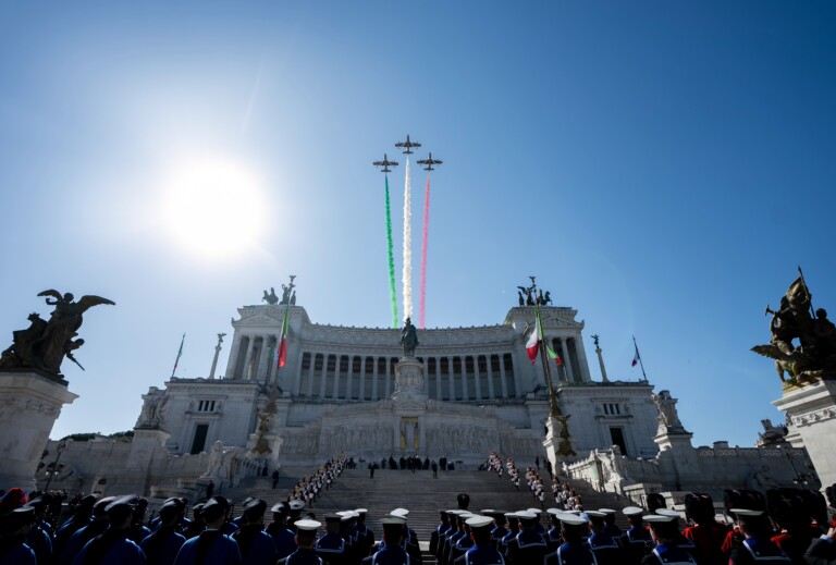 25 avril mattarella et meloni au vittoriano pour le depot dune couronne de laurier