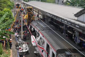 indonesia toutes les 14 victimes de la collision de trains sont des femmes 84 blesses