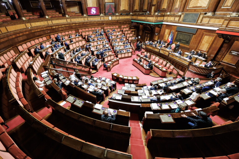 document sur les finances publiques le senat adopte la resolution de la majorite par 96 voix pour
