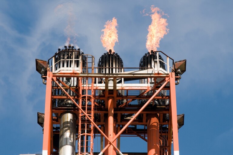 petrole forte hausse des prix a terme le brent a 1136 dollars le baril et le wti a 110 dollars