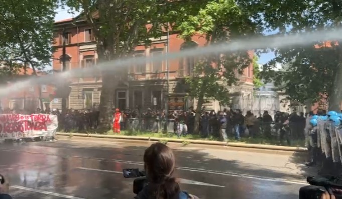 1er mai affrontements entre des autonomes et la police a turin
