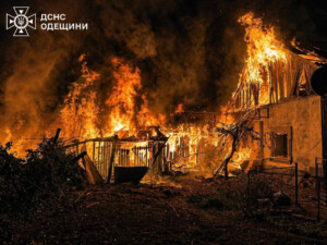 ukraine des drones russes ont frappe des immeubles a odessa faisant deux blesses