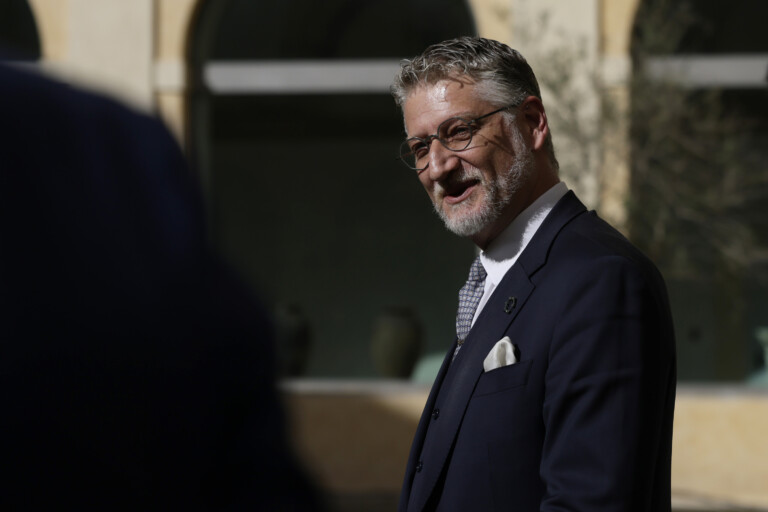 biennale dart giuli la politique etrangere releve de la competence du gouvernement buttafuoco sest autoproclame commissaire