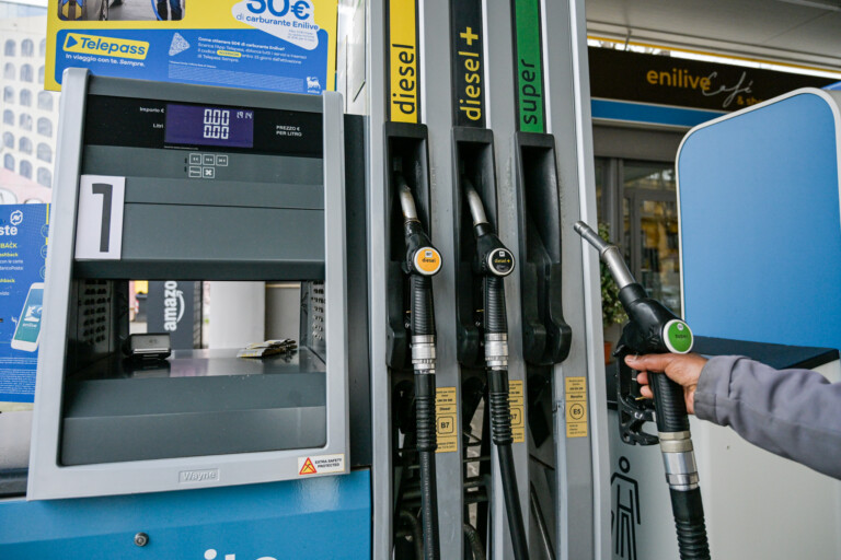 carburants prix moyen de lessence en libre service a 1890 euro le litre du gazole a 2047 euros