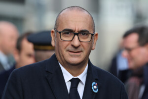 france maxi rave sur terrain militaire le ministre de linterieur se rend sur place