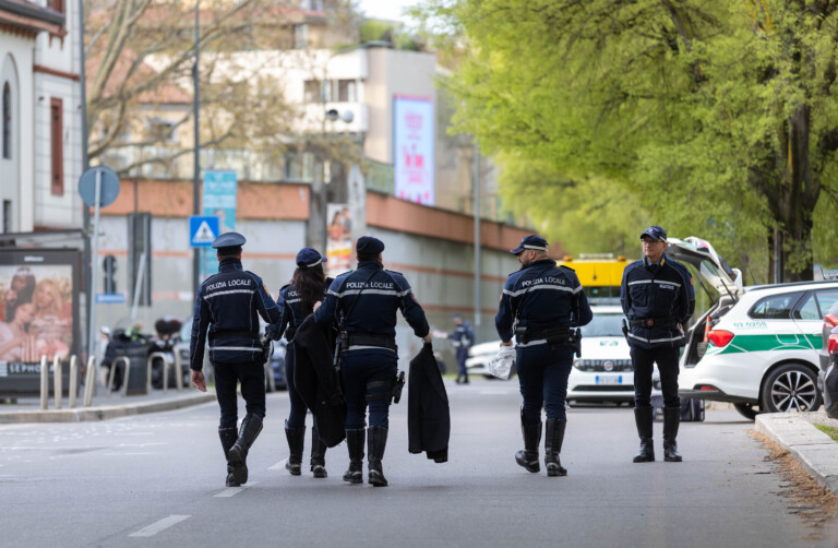 milan collision avec un poteau en beton deux jeunes decedent
