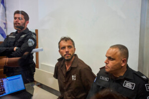flottille israel prolonge de six jours la detention de deux militants