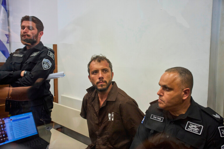 flottille israel prolonge de six jours la detention de deux militants