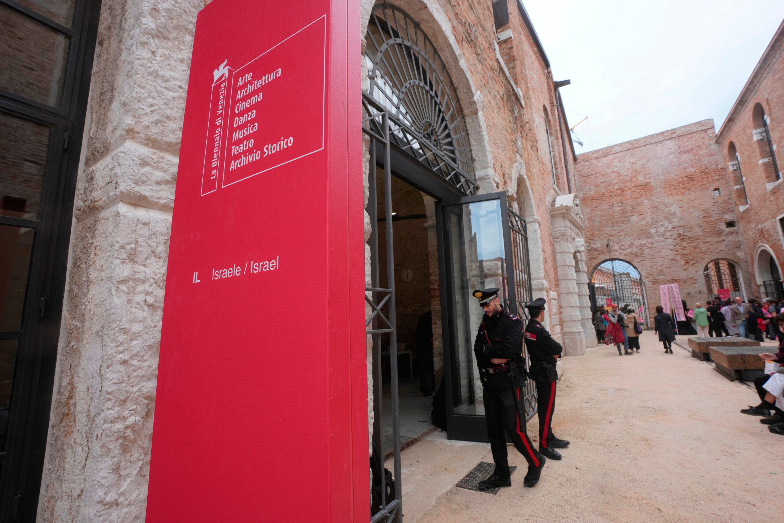 biennale dart affrontements entre la police et des manifestants lors dun defile pro palestine scaled