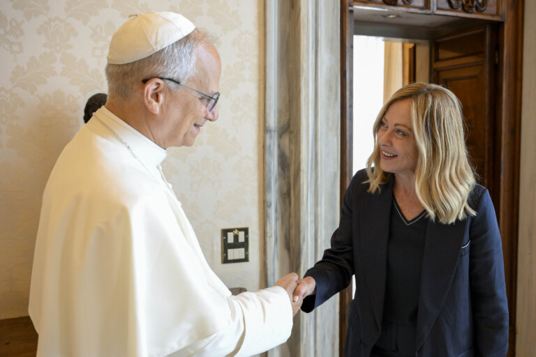 le pape leon xiv meloni en ces temps difficiles sa voix est une reference a lechelle mondiale