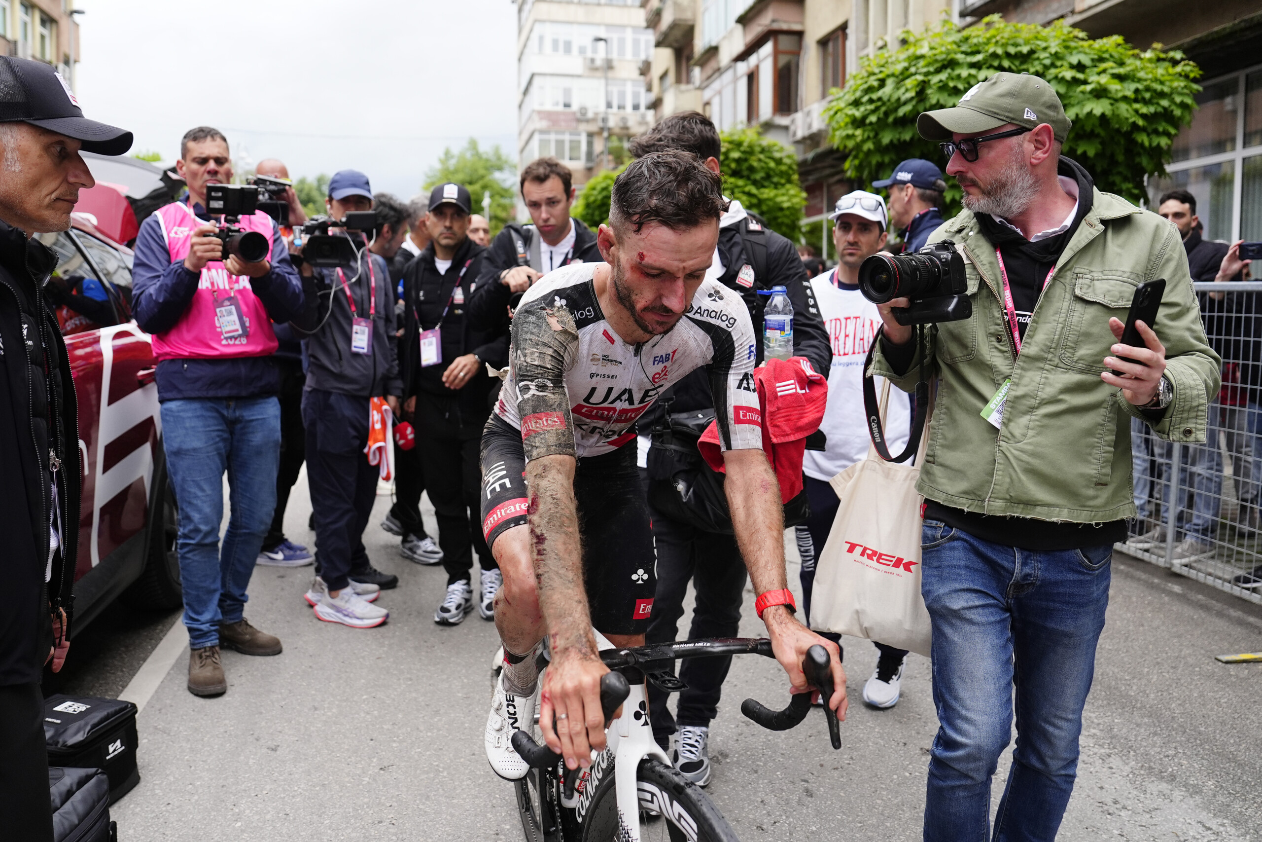 Giro d'Italia : abandon du capitaine de l'UAE Team Emirates, Adam Yates 1 giro ditalia abandon du capitaine de luae team emirates adam yates scaled
