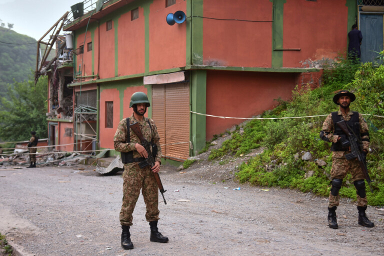 pakistan attentat a la voiture piegee contre un poste de controle 12 policiers tues