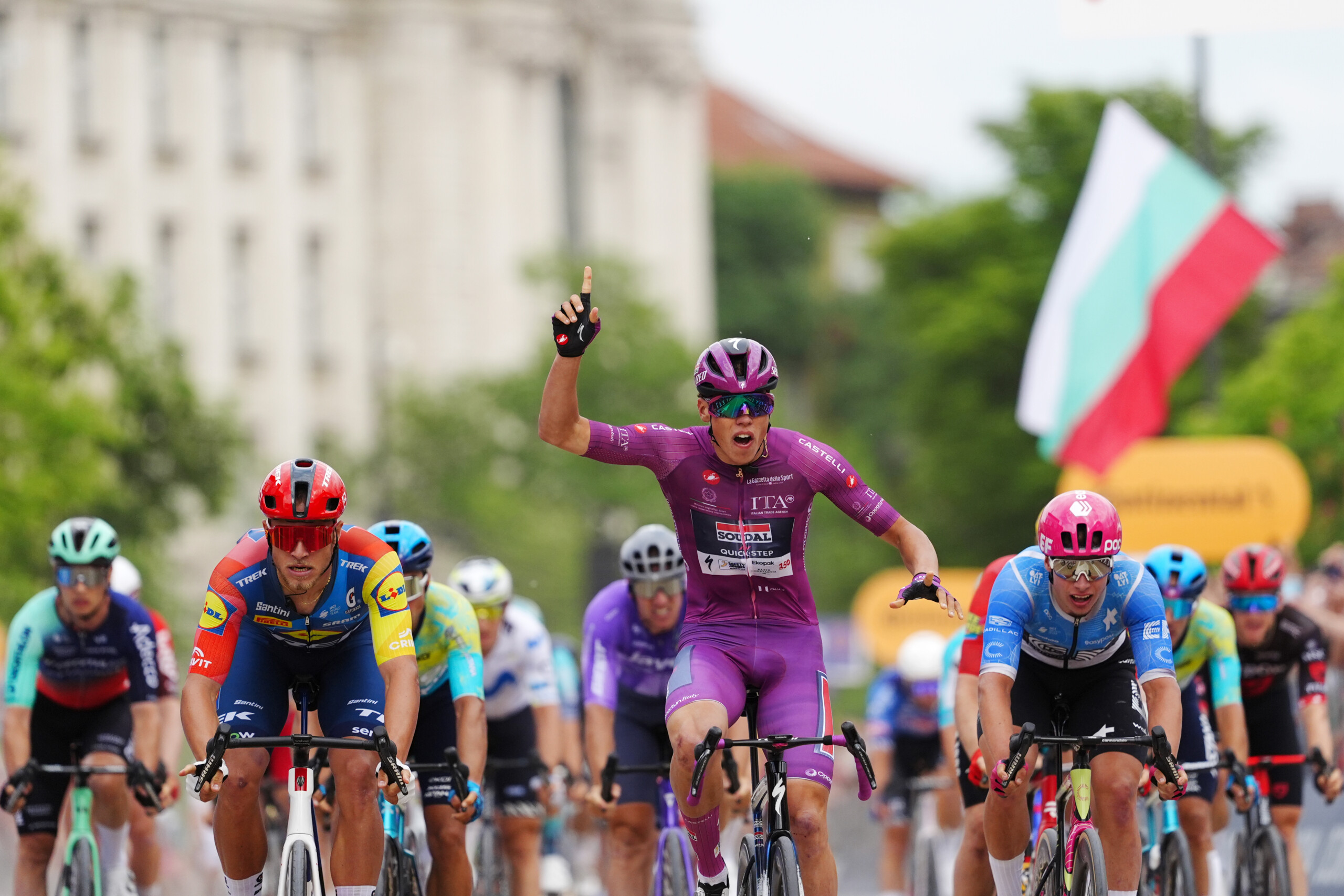 tour ditalie magnier remporte la 3e etape silva conserve le maillot rose scaled