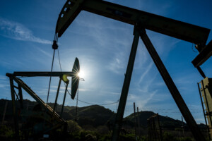 petrole les prix en hausse le brent frole les 105 dollars le baril