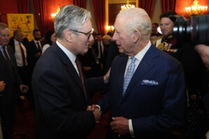 royaume uni charles iii presente le programme du gouvernement alors que starmer est dans lexpectative
