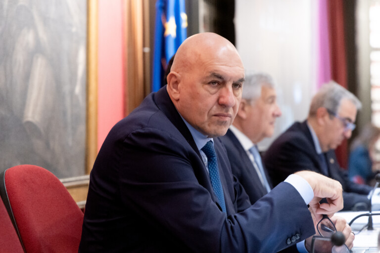 crosetto une synergie entre les etats unis et la chine sur le detroit dormuz pourrait faire bouger la russie