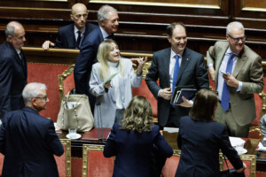 deliberation sur la fiscalite le senat donne son feu vert par un vote de confiance 99 voix pour le texte passe desormais a la chambre des deputes