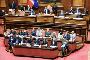 le gouvernement demande un vote de confiance au senat sur le decret loi fiscal le vote a lieu aujourdhui