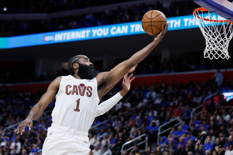 playoffs nba les cavs simposent a detroit et menent 3 2 dans la serie