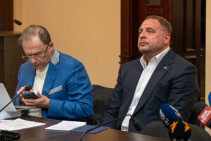 ukraine un tribunal ordonne la detention provisoire avec possibilite de liberation sous caution pour yermak