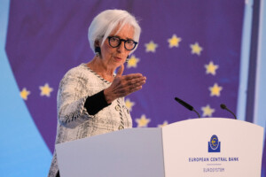bce leconomie mondiale resiste bien mais les premiers signes daffaiblissement apparaissent