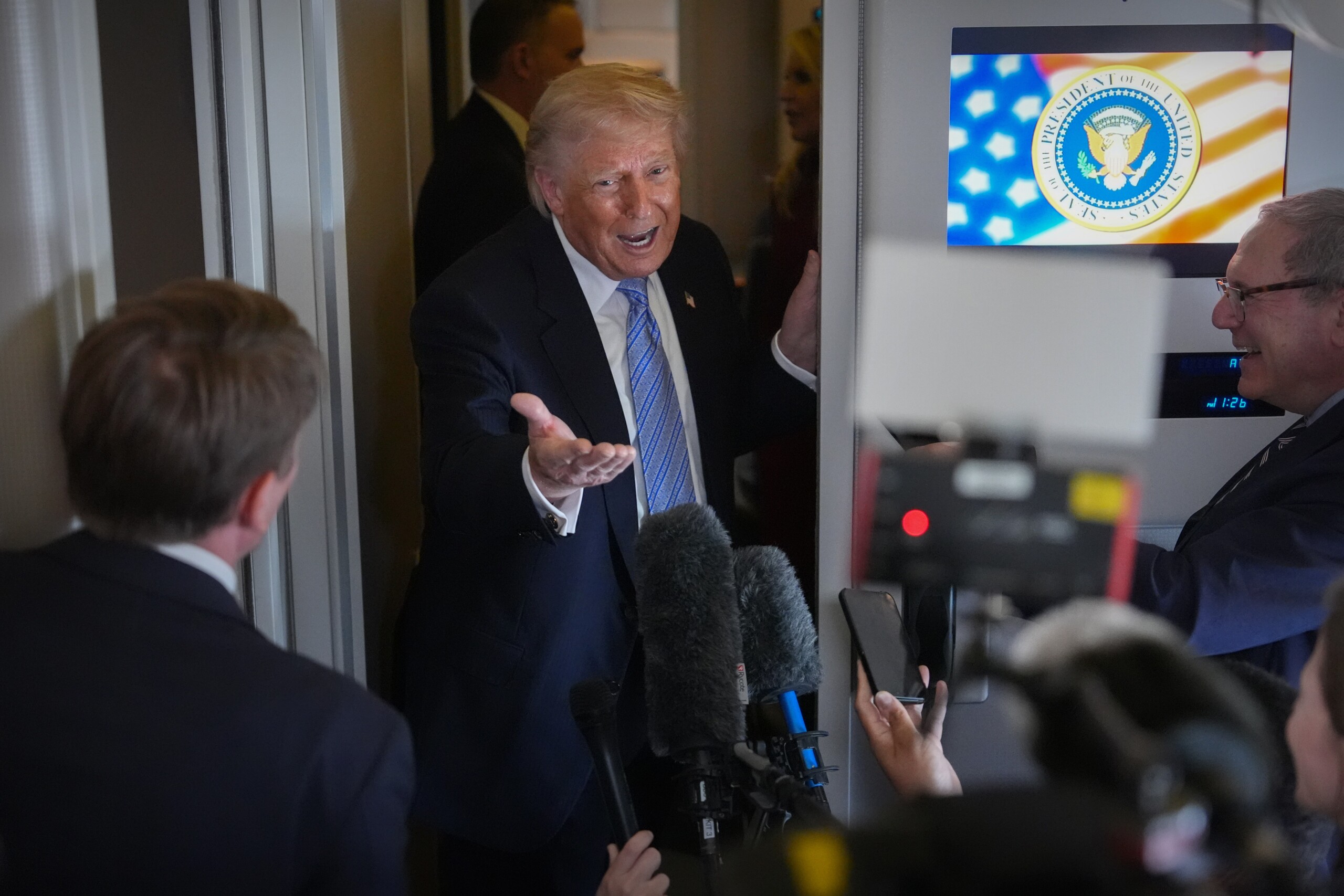 etats unis ft trump investit des centaines de millions de dollars dans les actions nvidia apple et tesla scaled