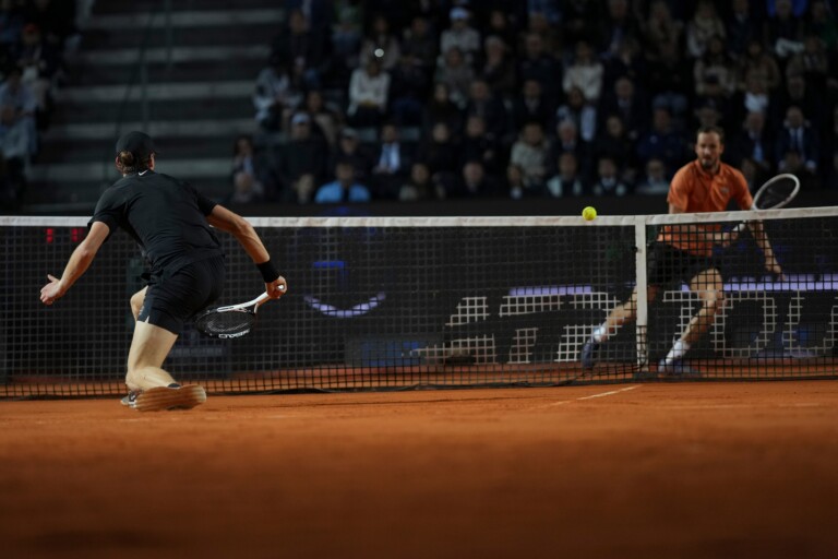 internationaux la demi finale sinner medvedev a ete annulee en raison de la pluie elle reprendra samedi a 15 h sur le court central