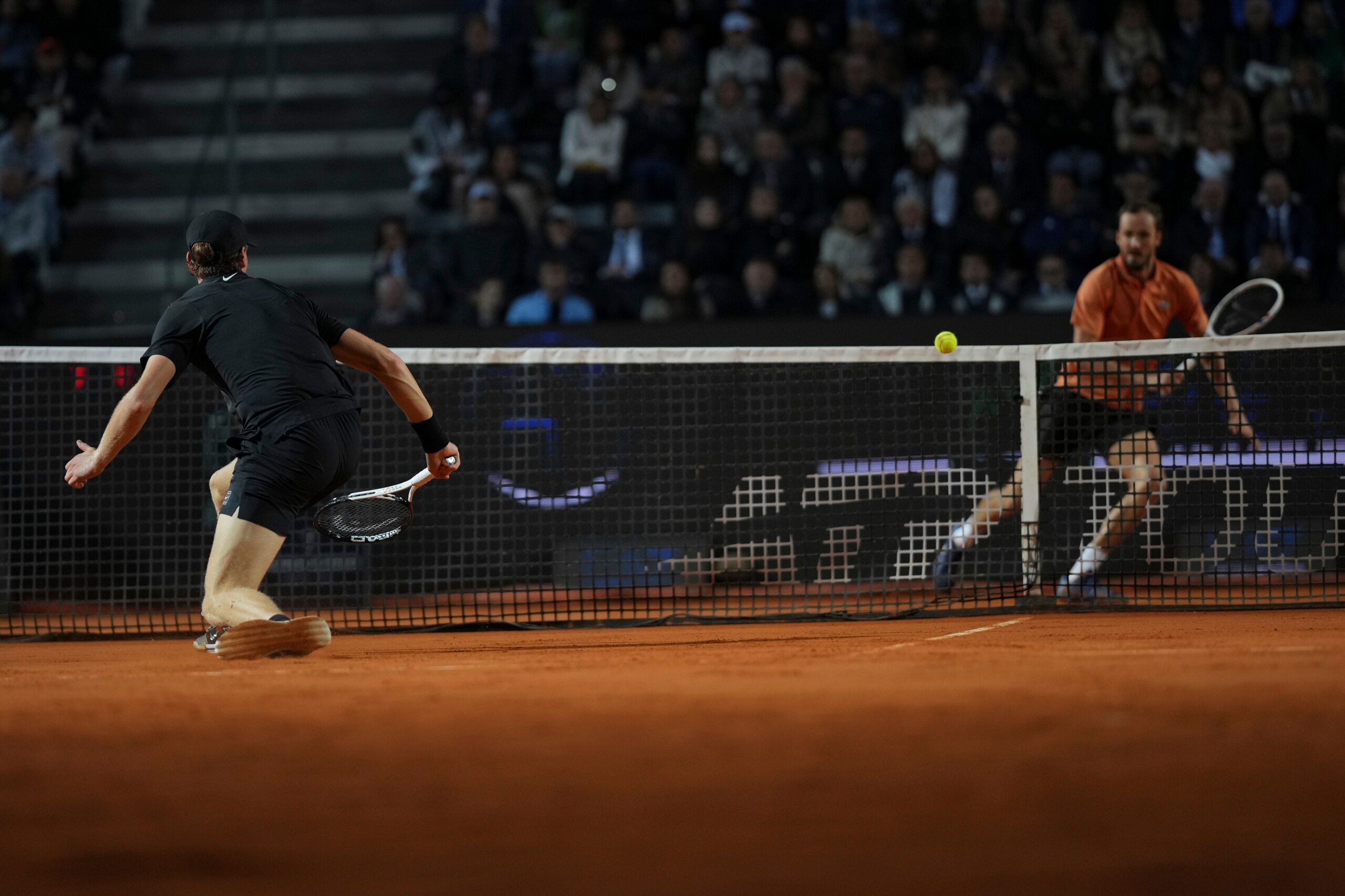 internationaux la demi finale sinner medvedev a ete annulee en raison de la pluie elle reprendra samedi a 15 h sur le court central scaled
