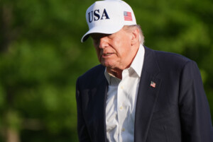 iran trump examine les options avec les membres de son equipe de securite dans un club de golf