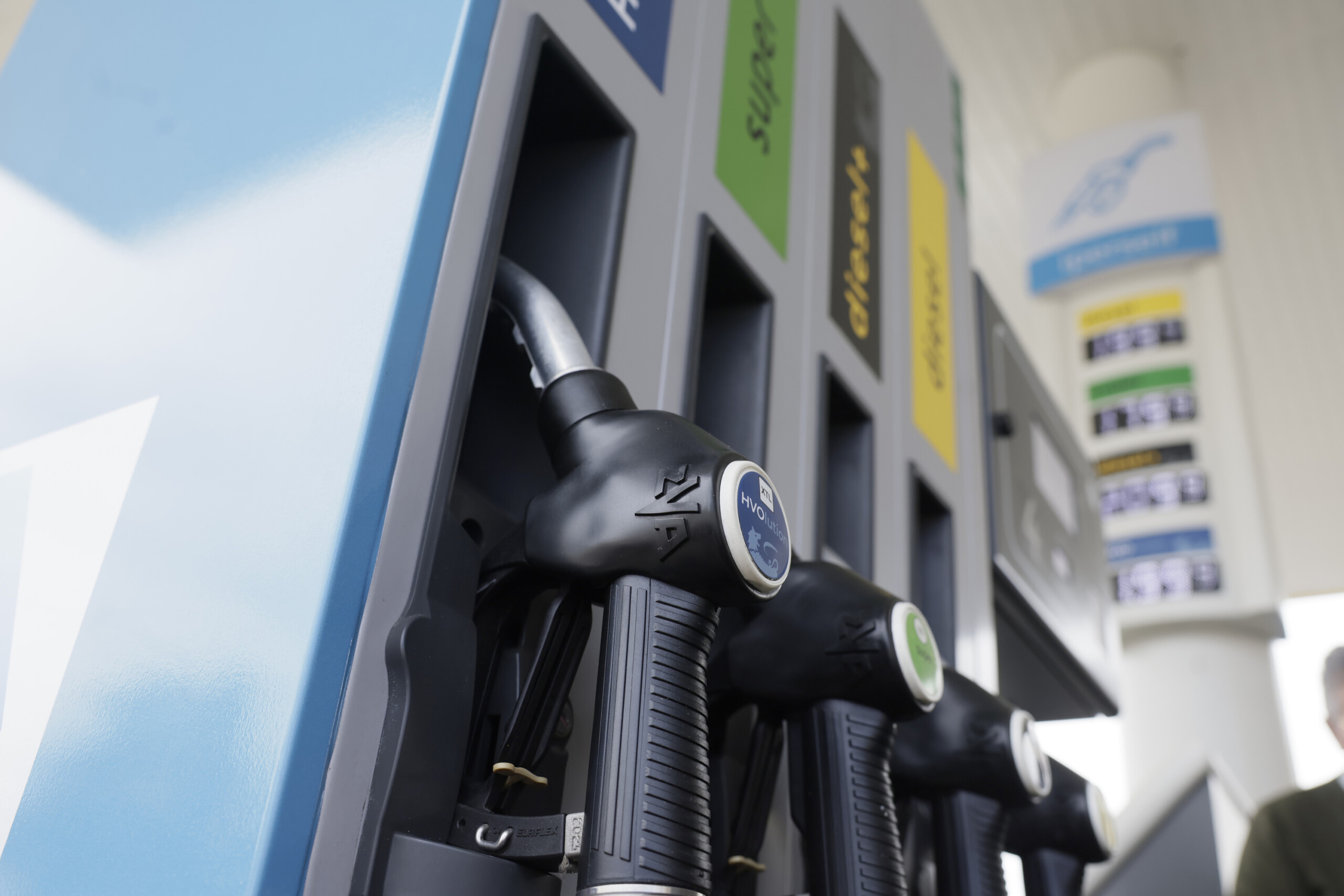 carburants mimit prix a la pompe de lessence a 1951 euro l du gazole a 1978 euro l scaled