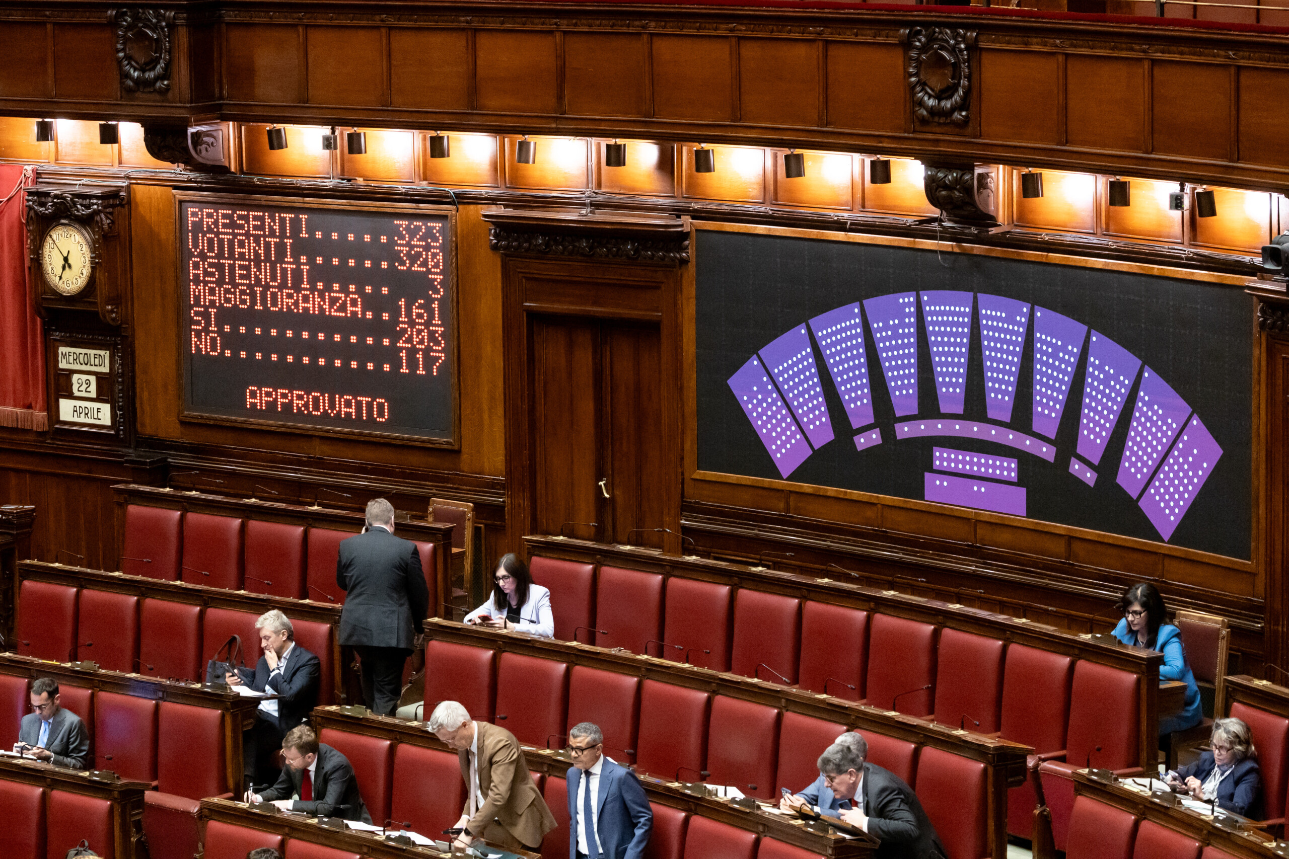 decret loi sur la fiscalite la chambre des deputes ladopte par un vote de confiance avec 169 voix pour et 93 contre scaled