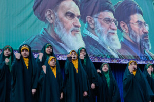 iran teheran condamne deux hommes a mort ils mettaient en danger la securite du pays