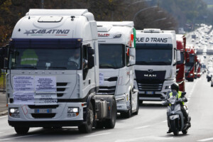 carburants les entreprises de transport routier suspendent leur greve