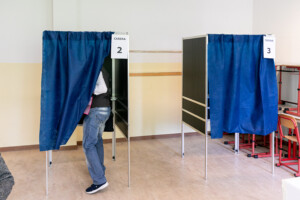 elections municipales les bureaux de vote sont ouverts de 7 h a 23 h le scrutin a lieu dans 894 communes