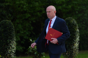 royaume uni le signal gps de lavion du ministre de la defense a ete brouille pres de la frontiere russe
