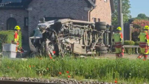 belgique un train percute un bus scolaire a un passage a niveau au moins 4 morts