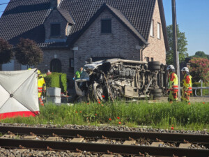 belgique un train percute un bus scolaire a un passage a niveau deux enfants le chauffeur et laccompagnateur ont trouve la mort