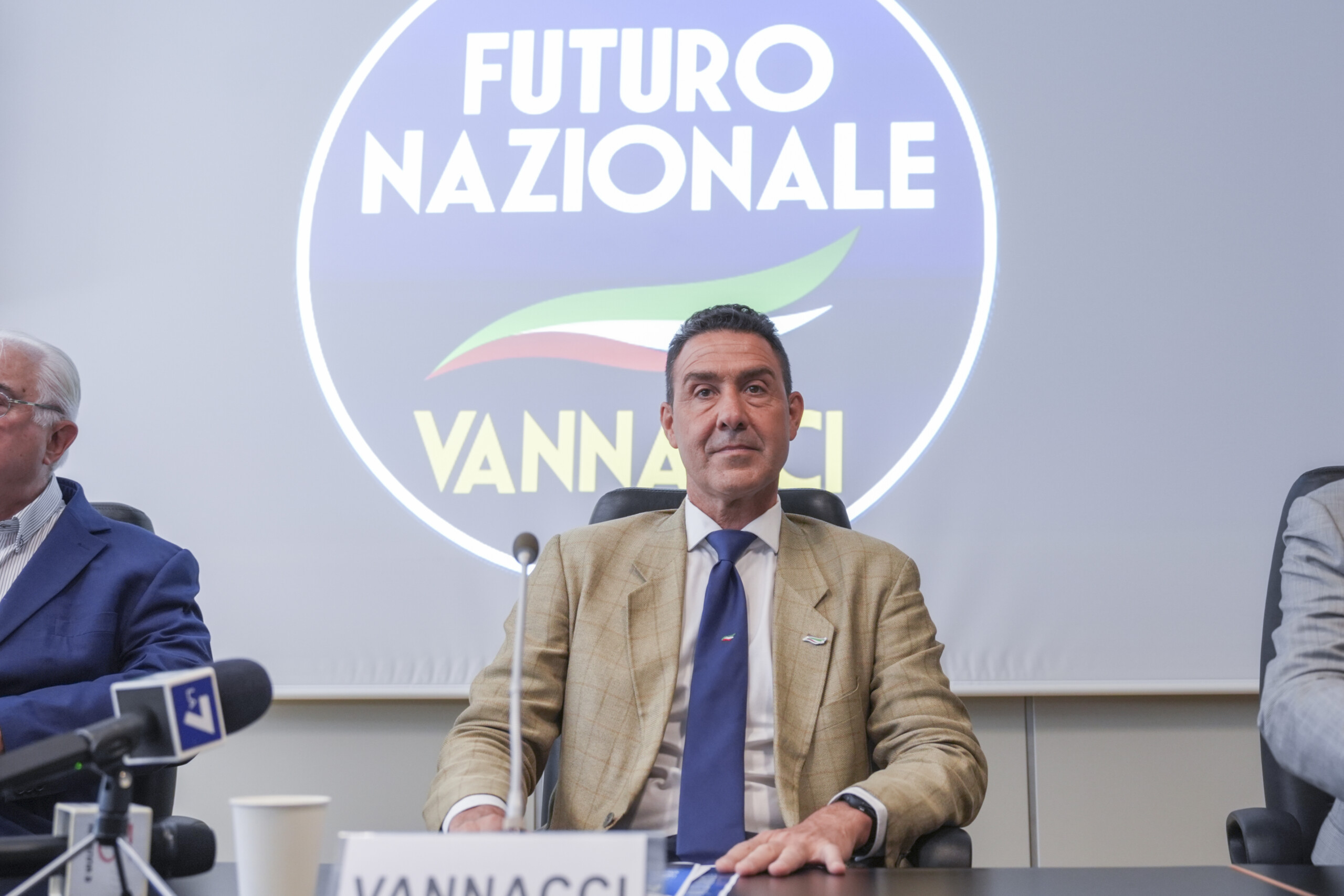 FI, Vannacci : « Quel rôle joue M. Berlusconi ? Un parti dirigé de l'extérieur par la presse ? » 1 fi vannacci quel role joue m berlusconi un parti dirige de lexterieur par la presse scaled