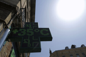 france selon les autorites au moins 7 deces lies a la vague de chaleur