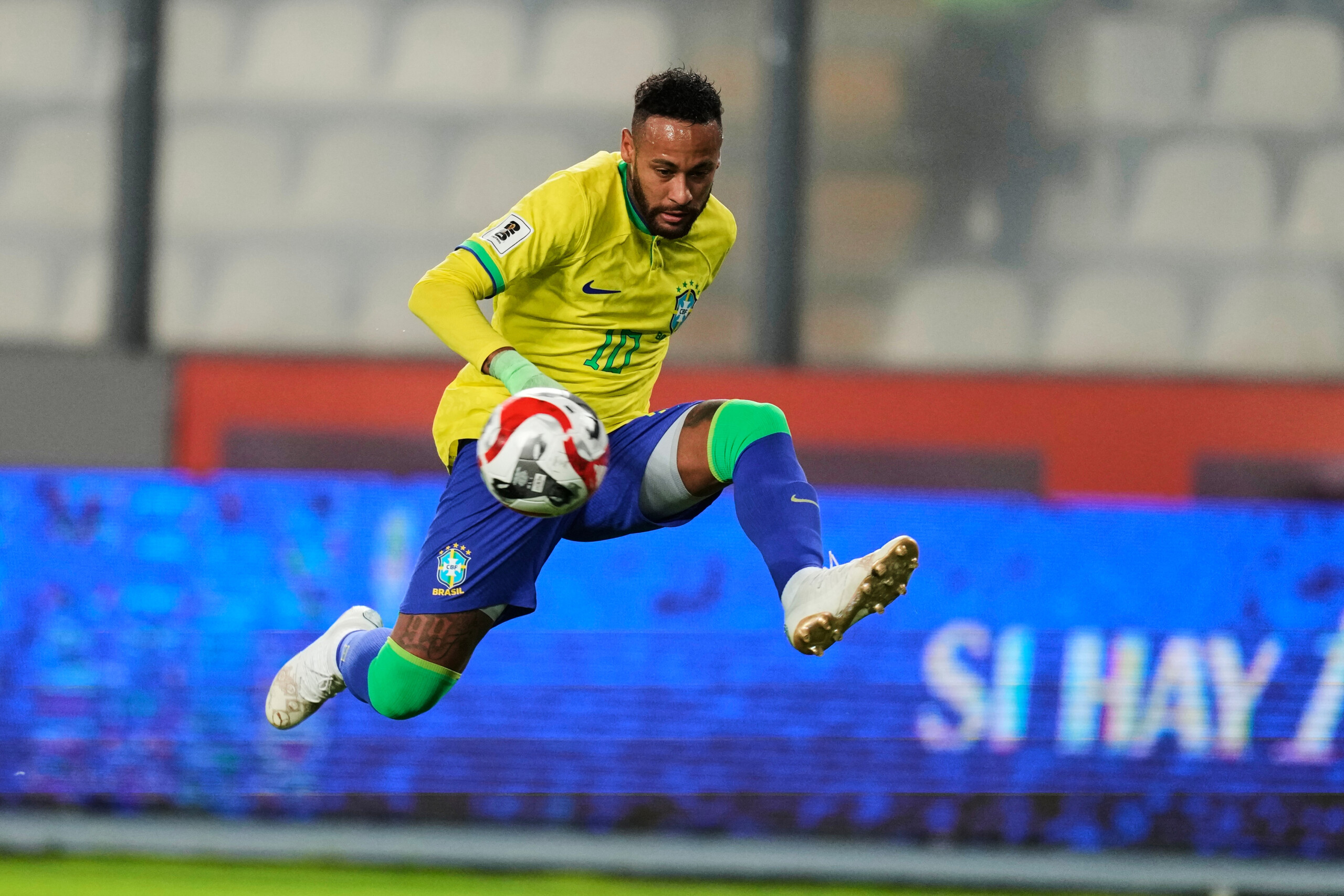 neymar au stage de preparation du bresil pour la coupe du monde accolade avec ancelotti scaled