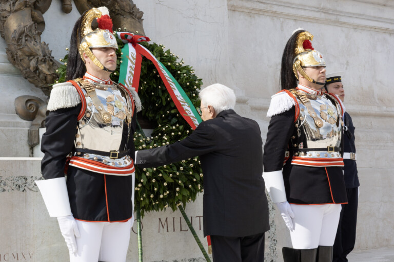 2 juin mattarella rend hommage au soldat inconnu a lautel de la patrie