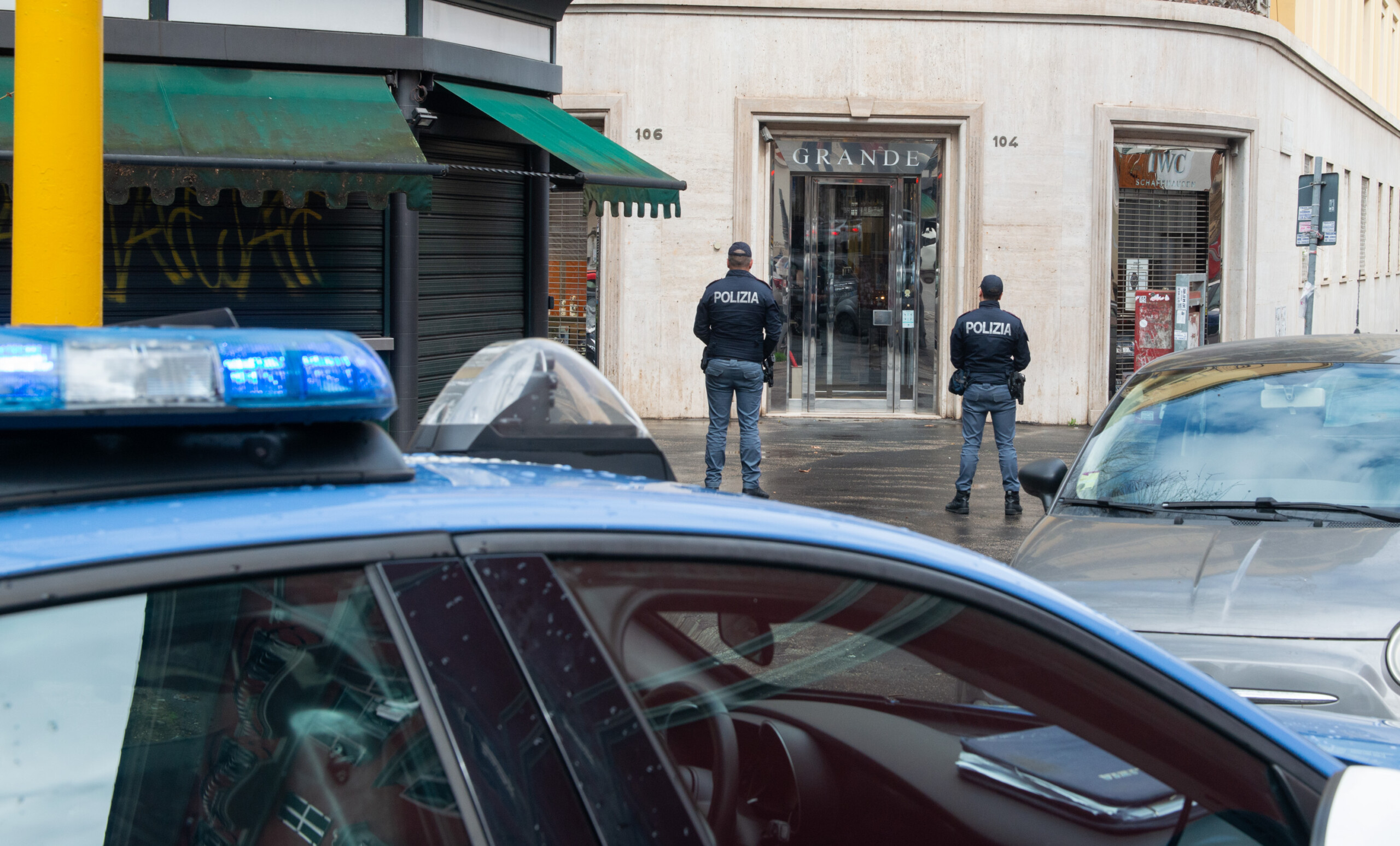 Cagliari : un braquage de bureau de tabac tourne mal, l'auteur se barricade chez lui : un homme de 36 ans a été arrêté 1 cagliari un braquage de bureau de tabac tourne mal lauteur se barricade chez lui un homme de 36 ans a ete arrete scaled