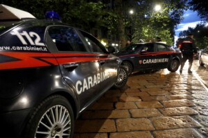 cosenza une femme poignardee apres une agression devant son domicile une arrestation