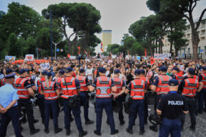 albanie a tirana les manifestations se poursuivent contre le complexe touristique de luxe de kushner